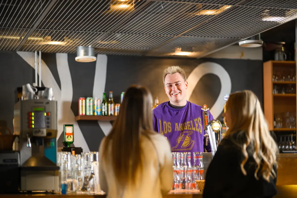 Baarimikko palvelee asiakkaita tiskillä