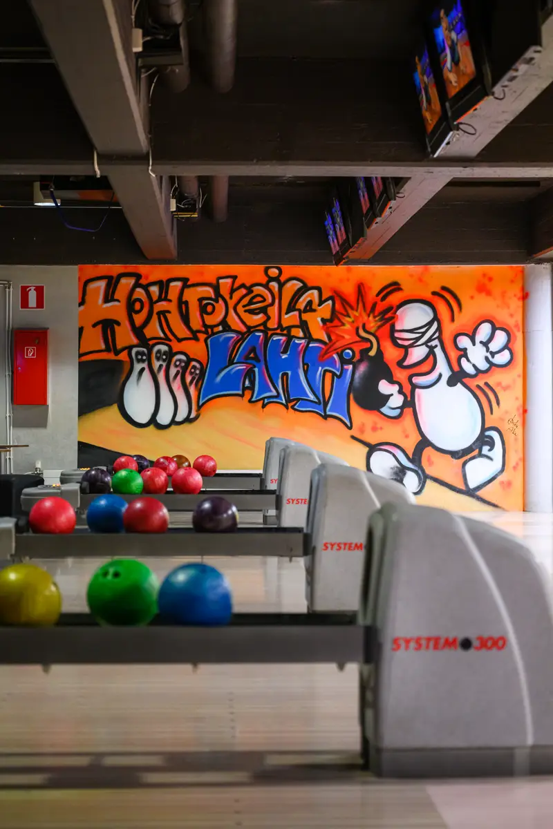 Hohtokeila Lahti -graffiti ja keilapalloja
